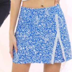 Falda Sunny Oceans corta lycra celeste flores blancas