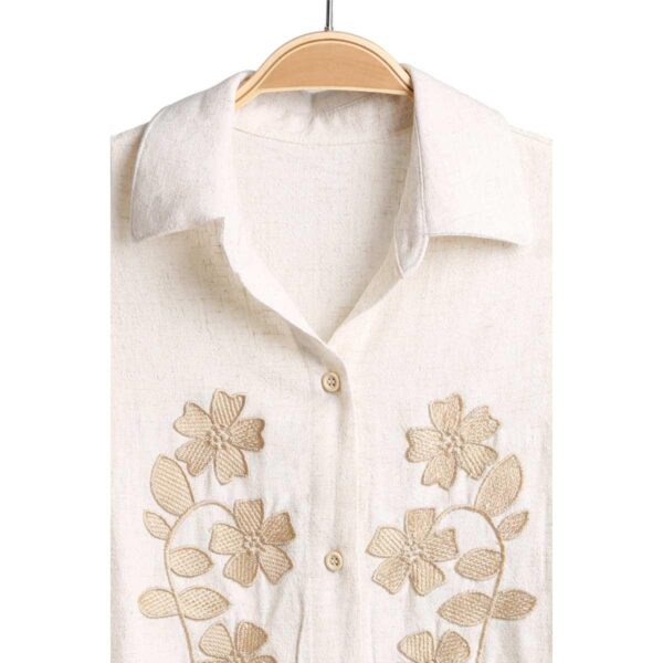 Blusa Jasmine manga larga tipo lino beige con flores boradadas doradas - Imagen 2