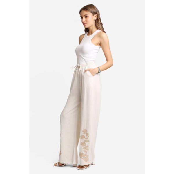 Pantalon Jasmine tipo lino biege con flores bordadas doradas - Imagen 2