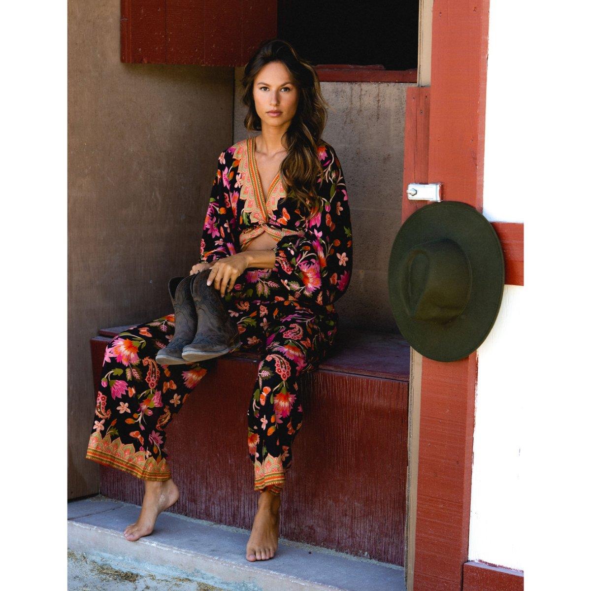 Pantalon Z&L Raya negro con flores rojas - Imagen 2